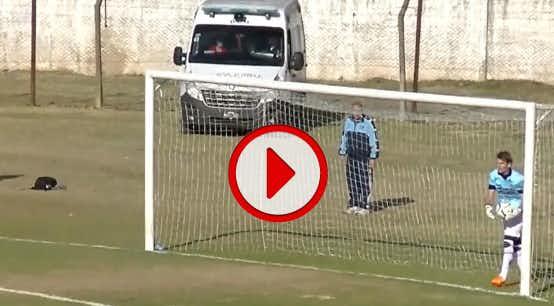 Video: Increíble gol en contra del arquero de Comunicaciones 