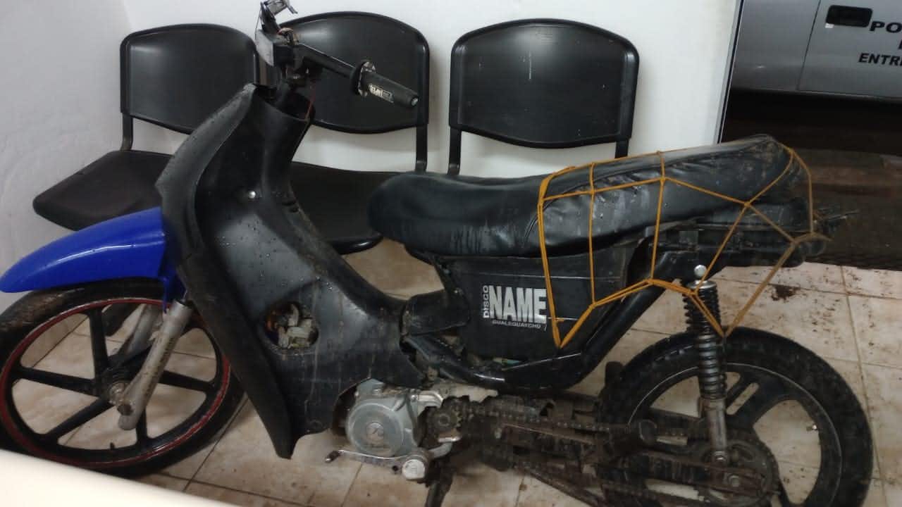 Una moto robada la semana pasada apareció mal estacionada, sin plásticos ni la patente